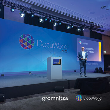 DocuWorld 2023, Keynote-Speaker auf einer Bühne 