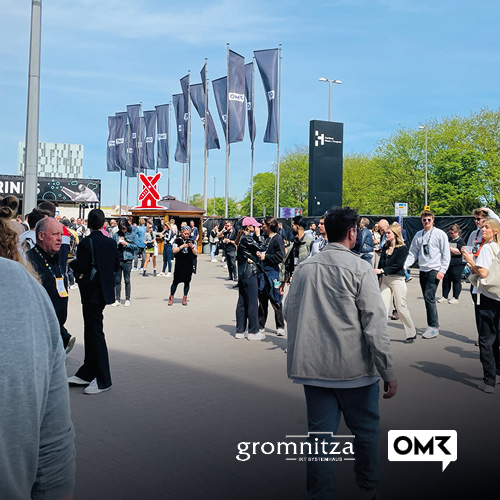 Eingangsbereich und Besucher der OMR 2023